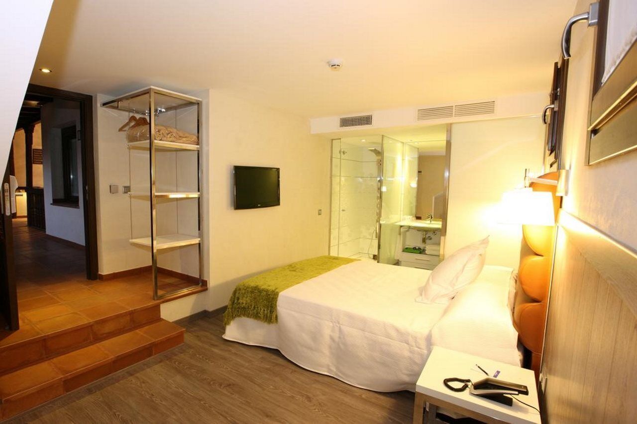 Evenia Alcalá Boutique Hotel Alcalá de Henares Extérieur photo