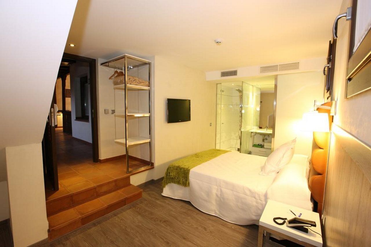 Evenia Alcalá Boutique Hotel Alcalá de Henares Extérieur photo